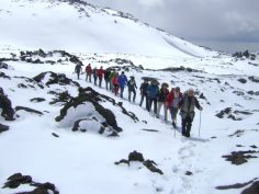 2017-04-05-sav-sizilien-061-gruppe-im-schnee-am-aetna-nw
