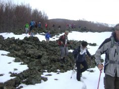 2017-04-05-sav-sizilien-072-gruppe-ueber-schnee-und-lava-am-aetna-nw